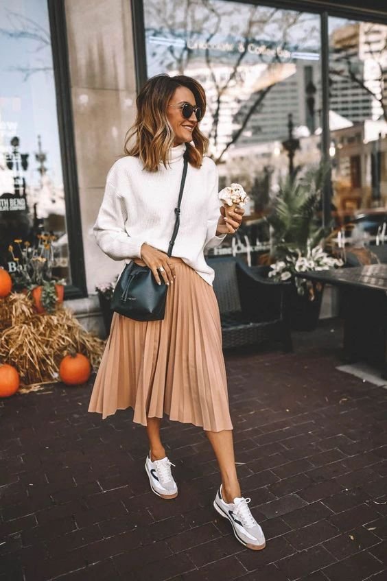 Look saia plissada com suéter